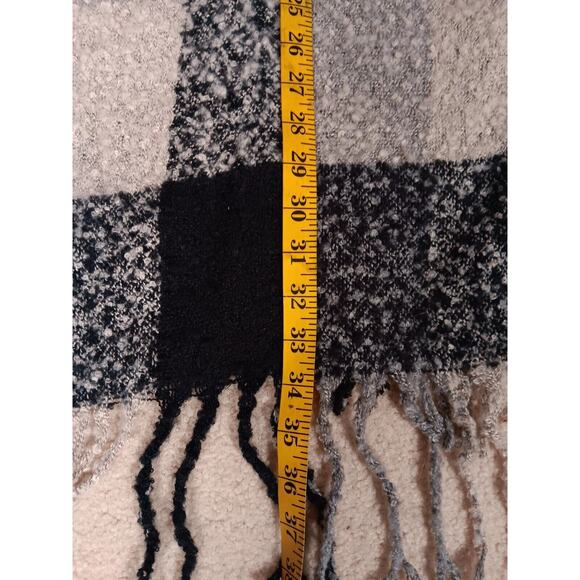 Woolrich Fringed Cape Shawl Wrap Fleece Polyester Black Gray Plaid Poncho One Sz - Picture 9 of 12